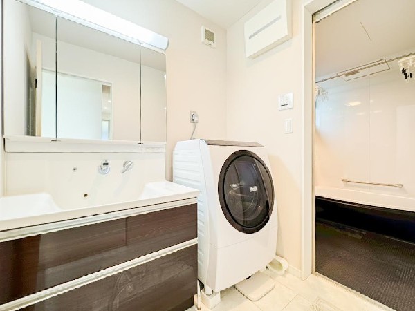 ゆとりの洗面スペースで朝の身支度も快適スムーズに。三面鏡で髪のセットやお化粧もストレスなくこなせ、朝から気分良く通勤通学に向かえそうですね！鏡の裏にはたっぷりと収納スペースを標準装備！