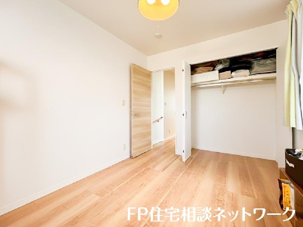 収納力が豊富な大型クローゼット。普段着やスーツはもちろんのこと、コート類などもしっかり掛けられます。奥行きもあるので、収納ボックスもそのまましまえて部屋がスッキリしますね。