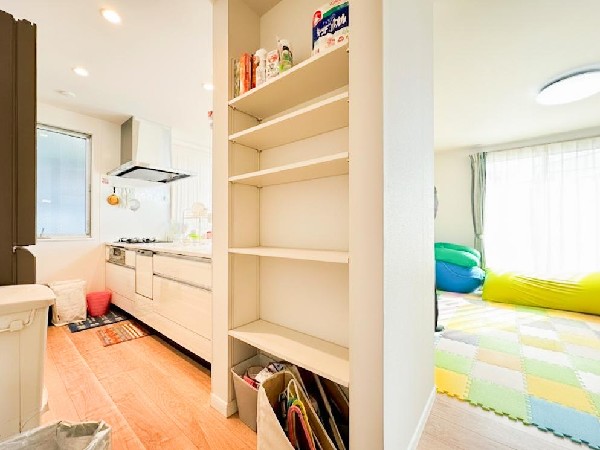 キッチン隣には、ストック食材や調理家電の収納に便利なパントリー収納付です。これだけのスペースがあれば、お水や非常食などの備蓄庫としても活躍しそうです。