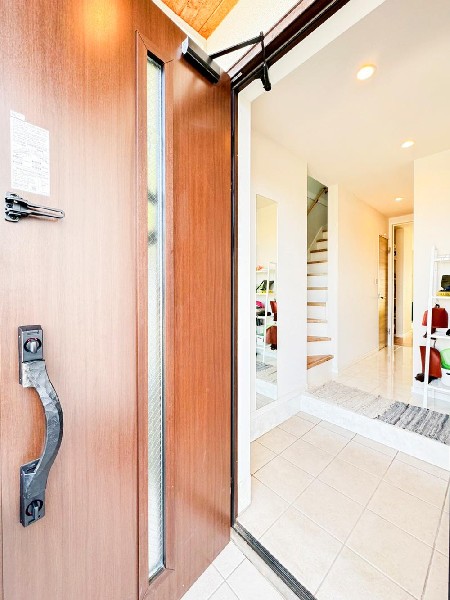 外観:玄関は家の中に入る時一番最初に目に付く場所だからこだわりたいですよね！明るい雰囲気の色目でお部屋の雰囲気をそのまま表しているようです。