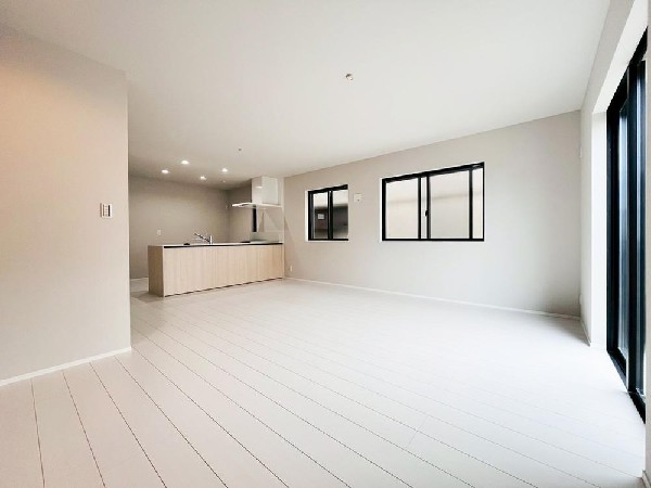 リビングを見渡せる対面式キッチンは、ご家族との会話もできて毎日のお料理が楽しくなります。リビングで遊ぶお子様にも目が届くので安心して家事が出来ますね。