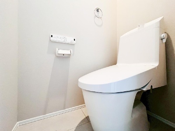 洗浄機能付き便座を標準装備。便座保温機能もあるので寒い季節も安心。