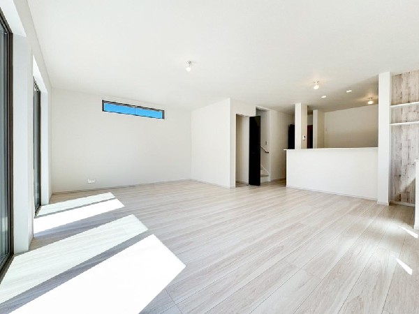 家族と過ごす時間を大切にしたい方にぴったりのゆとりある住空間です。窓からの日差しがリビングの隅々までしっかりと届きます。