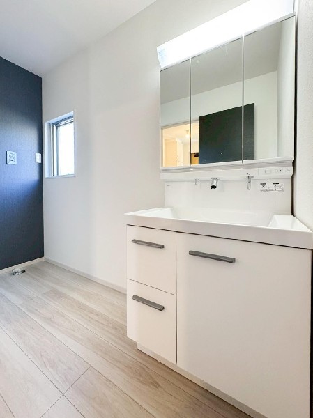 鏡の裏に収納棚を確保した三面鏡を採用。化粧品や歯ブラシなどを機能的に収納。便利な床下収納付き。