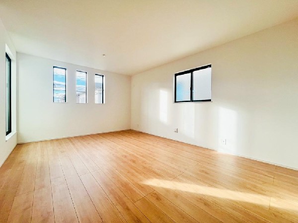 家族と過ごす時間を大切にしたい方にぴったりのゆとりある住空間です。窓からの日差しがリビングの隅々までしっかりと届きます。