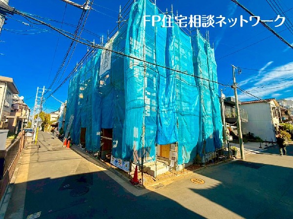 外観:柔らかな風と豊かな緑に包まれた落ち着きある閑静な住宅街に、３棟の邸宅が誕生です。