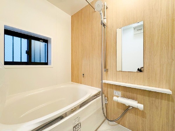 ユニットバスはゆったりとくつろげる1坪タイプ。足までしっかりと伸ばせる浴槽は、心身ともにしっかりと疲れを癒してくれます。お子様と一緒の入浴でも充分な広さです。