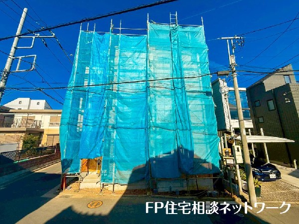 外観:柔らかな風と豊かな緑に包まれた落ち着きある閑静な住宅街に、３棟の邸宅が誕生です。