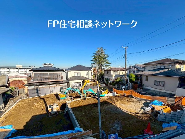 外観:柔らかな風と豊かな緑に包まれた落ち着きある閑静な住宅街に、３棟の邸宅が誕生です。