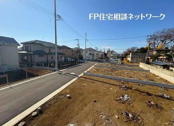 外観:第一種低層住居専用地域の良好な住環境が保たれたエリア。低層の一戸建てを中心とした街並みが整然と続き、周辺は高い建物が建っていないので、採光や開放性に恵まれています。