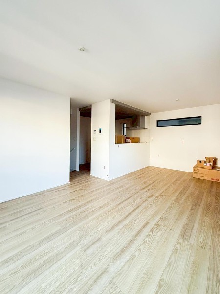 快適性とゆとりをデザインしたリビングは１８帖もの広さ。2階リビングなので、目線を気にせず昼夜窓を開放しても寛げる。陽当たりの良さはもちろん、眺望良好なので遠方の景色が疲れを癒します。