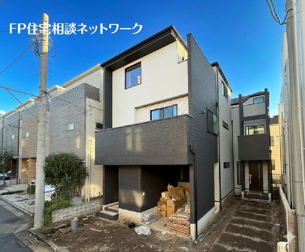 外観:前面道路は車通りの少ない道路。段差もなくお車の出し入れが苦手な方も駐車しやすそうです。