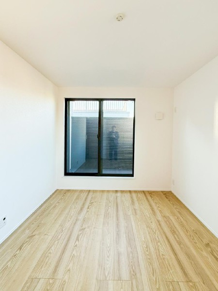 光を沢山取り込める大きな窓。日差しを長時間受ける事が出来る暖かいお部屋です。もちろんペアガラスなので、遮音性にも優れ、結露も発生しにくい構造。サッシ周りのカビが発生しにくくなります。