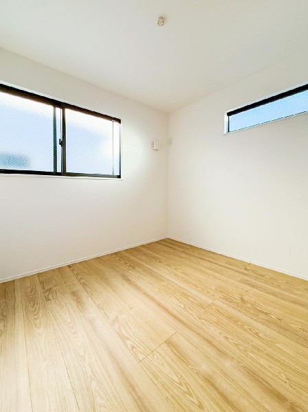 光を取り込みやすい2面採光の居室は日当たり良好です。クローゼットの完備で収納スペースも十分。初めてのお子様にとっての「自分の部屋」。学習デスクやベッドの配置もラクラクです。