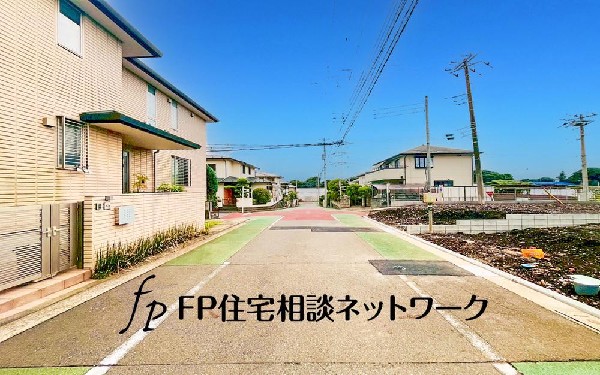 外観:閑静な車通りの少ない道路。お車の出し入れが苦手なママや小さなお子様にも安心ですね。車のすれ違いも問題なくできるので、ストレスなく運転できます！