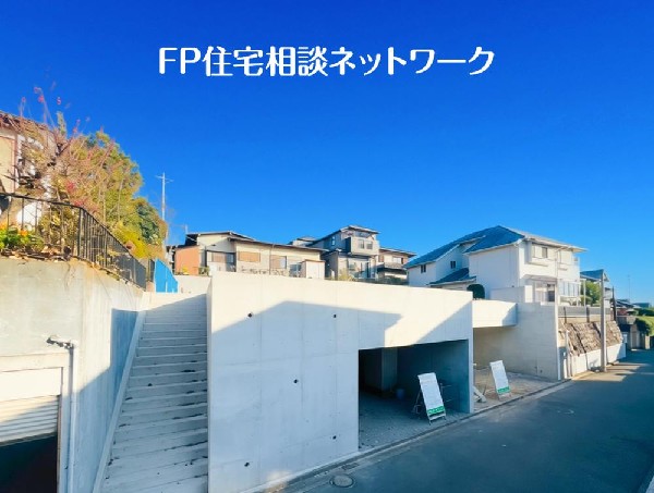 外観:深く豊かな緑と爽快な青い空を感じるまさに横浜に暮らす心地よさを存分に堪能いただける邸宅です。グレードの高い設備仕様が標準装備のデザイン住宅で快適で便利な生活をお送り頂けます。