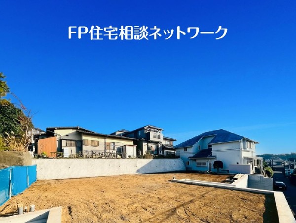 外観:四季を通じて自然と触れ合えるスポットが周辺には盛りだくさん！お散歩やジョギング、週末のご家族での遊びに最適です。目の前に広がる開放感とゆとり、暮らしの夢を育む理想の住まいがここにはあります。