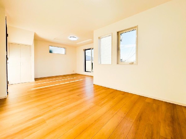 家族だんらんのスペースとなるリビング。窓が多い設計なので色々な角度から光が取り込めます。明るいリビングで新しい生活を。