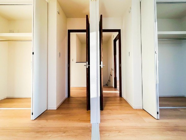 引き戸で仕切られた２階洋室。引き戸を開けて繋げれば12帖の広いお部屋としても使えます。家族の成長に合わせて様々な使い方が出来そうです。