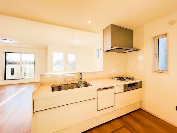 リビングのお子様を見守りながらお料理が出来る対面式カウンターキッチン。ご家族との会話がはずみます。