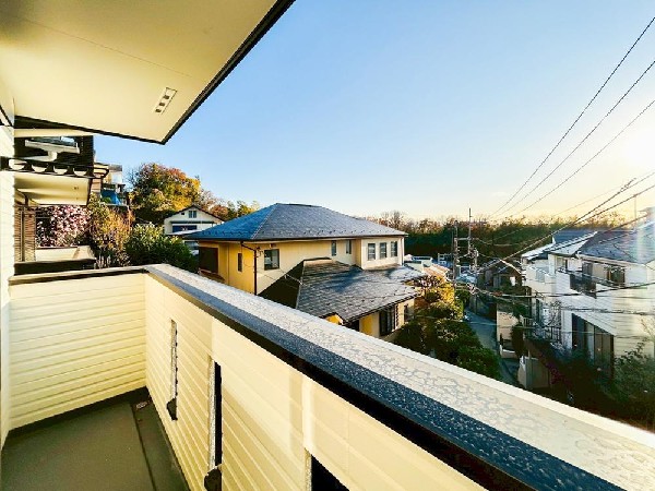 南からの明るい光が差しこむ陽だまりの空間。お洗濯もあっという間に乾きそうです。