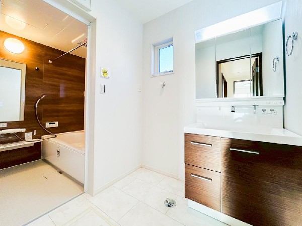 鏡の裏に収納棚を確保した三面鏡を採用。化粧品や歯ブラシなどを機能的に収納。便利な床下収納付き。