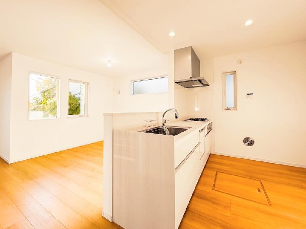 背面が広くなっていて、収納や調理家電を置けるスペースになっているので、ご夫婦でお料理を楽しめそうです。