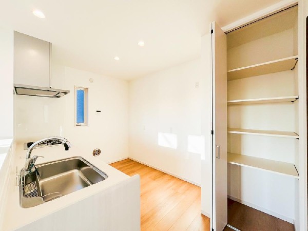 キッチン隣には、ストック食材や調理家電の収納に便利なパントリー収納付です。これだけのスペースがあれば、お水や非常食などの備蓄庫としても活躍しそうです。