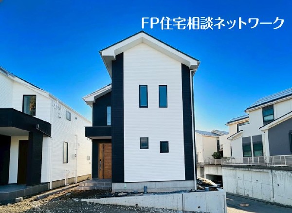 外観:白を基調にしたモダンな外観。長く愛着を持って住むからこそシンプルな色目に仕上げました。アクセントカラーで外壁を分けることで立体感が生まれ、どの角度からでも異なる表情を感じることが出来ます。