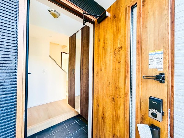 外観:玄関は家の中に入る時一番最初に目に付く場所だからこだわりたいですよね！明るい雰囲気の色目でお部屋の雰囲気をそのまま表しているようです。