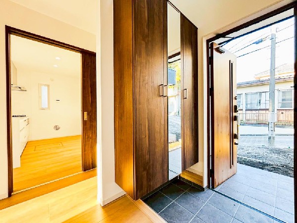 外観:天井までの玄関収納付で、家族の履物が多くても安心。出勤前の身支度チェックに欠かせない姿見付。