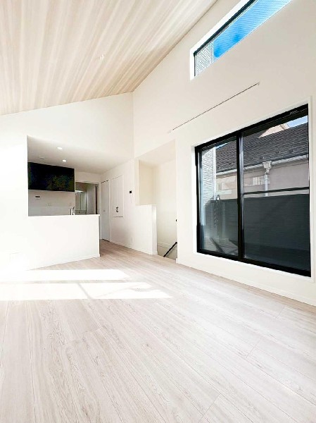 高窓を効果的に配置し、外からの視線を抑えながら明るさを確保。開放感とデザイン性を両立した、落ち着きのあるLDKです。