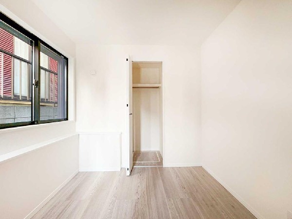 白を基調とした明るい洋室に、すっきりとしたクローゼットを配置。余白を活かした設計で、インテリアが映える空間です。