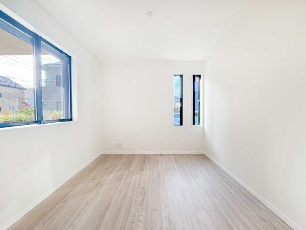 大きな窓とスリット窓から自然光が入る、明るい洋室。時間帯によって表情が変わる、心地よい住空間です。