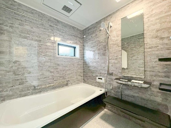 ゆったりとくつろげる広々バス。足までしっかりと伸ばせる浴槽は、心身ともにしっかりと疲れを癒してくれます。お子様とも一緒に浸かれ、ご家族みんなで一緒にバスタイムを楽しめますね♪