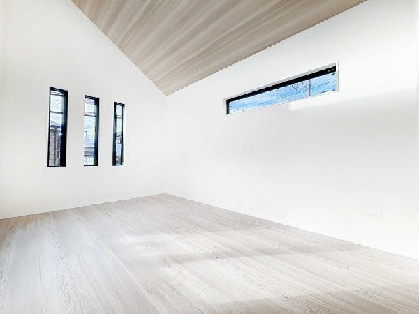 やさしい自然光に包まれる、明るくのびやかな空間。家具配置もしやすいシンプルな設計で、家族の暮らしに柔軟に対応します。