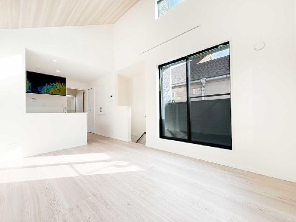 高窓からやさしい光が広がる、明るく開放的なLDK。天井高を活かした設計で圧迫感がなく、家族が自然と集まる心地よい空間です。