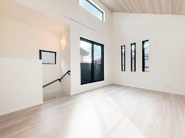 高窓とスリット窓を効果的に配置し、光をデザインとして取り込むLDK。勾配天井と直線的なフォルムが、上質で美しい住空間を演出します。