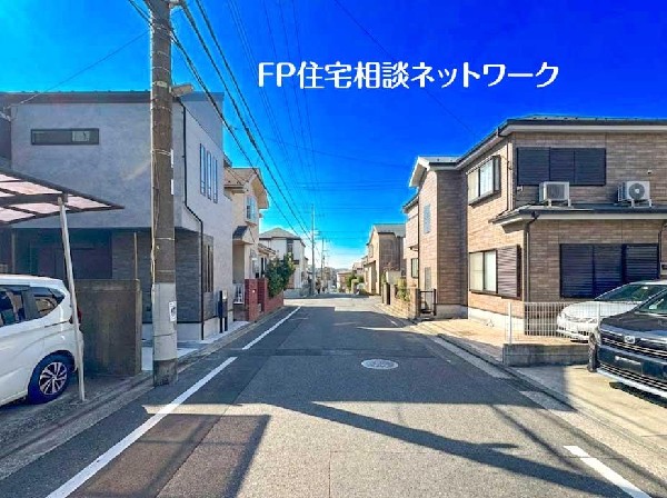 外観:整った街並みの中でひときわ映える、洗練されたデザイン住宅。直線的なフォルムと素材感が周囲と美しく調和し、住まうほどに価値を感じられる上質な住環境が広がります。
