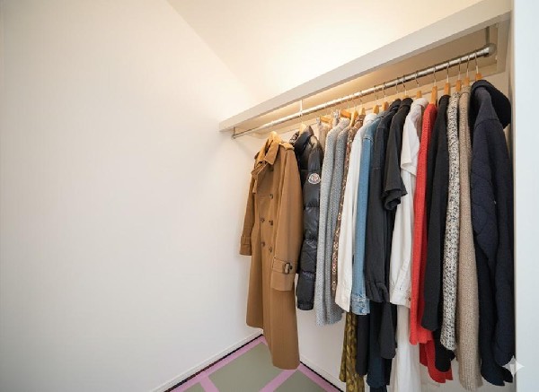 衣類の整理がしやすいクローゼットを設置。掲載写真はAI合成イメージのため、実際の仕様は現地でご確認ください。※本画像はAIにより家具・小物を合成したイメージです。実際の室内には含まれません。