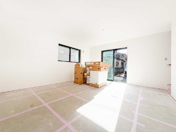 南側からの採光で明るいLDK空間。完成前につき養生中ですが、家族が集う心地よさを感じられます。※建物完成前につき、養生中の状態です。実際の仕上がりとは異なります。