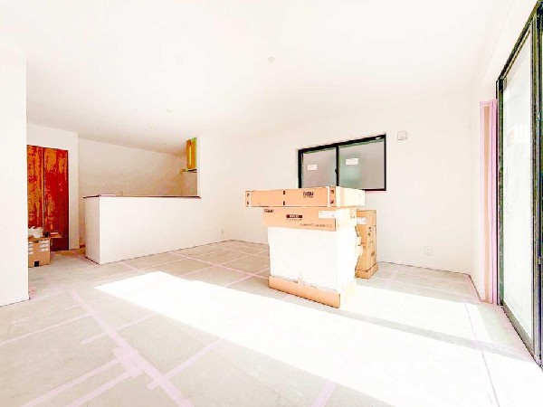 陽当たりの良いLDKは、家族が自然と集まる心地よい空間。完成前につき養生中ですが、広がりのある設計が伝わります。※建物完成前につき、養生中の状態です。実際の仕上がりとは異なります。