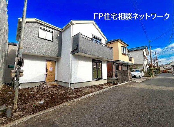 外観:街並みに溶け込むデザイン性と、交通量の少ない静かな住環境。横浜で落ち着いた日常を求める方に。