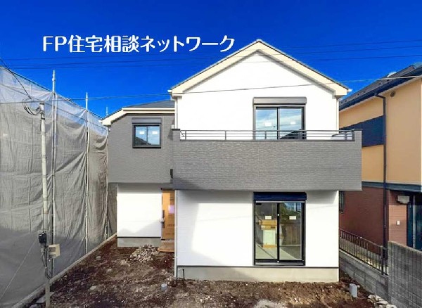 外観:敷地内にカースペース2台分（車種による）を確保。お出かけや送迎の多いご家族にも嬉しい住まいです。