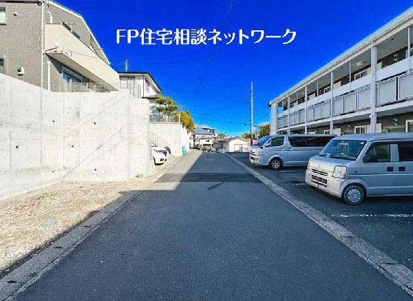 外観:前面道路は約5ｍとゆとりある幅員。お車の出し入れがしやすく、子育て世帯にも安心感のある街並みです。