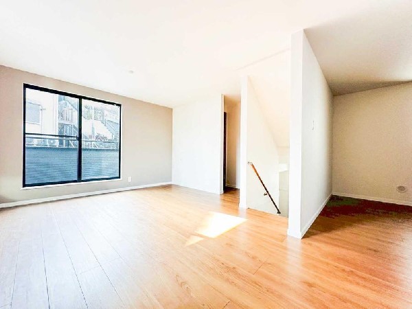 光がふんわり広がる横長リビング。階段周りがちょうど良く区切りとなり、空間にメリハリが生まれます。落ち着いたアクセント壁がインテリアを引き立てる、おしゃれで居心地の良いLDKです。