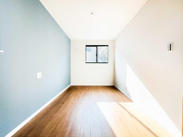 落ち着いたアクセントクロスで空間にメリハリをプラス。採光の取れる窓配置で、テレワークや勉強部屋としても心地よく過ごせます。コンパクトでも家具が置きやすい、使いやすい洋室です。