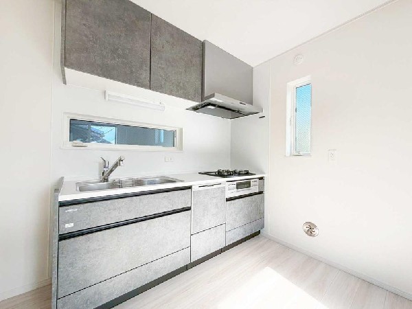 スタイリッシュなカラー扉が映える、明るい壁付けキッチン。横スリット窓が光と抜け感をプラスし、閉塞感を感じさせません。空間になじむ“絵になる”キッチンです。