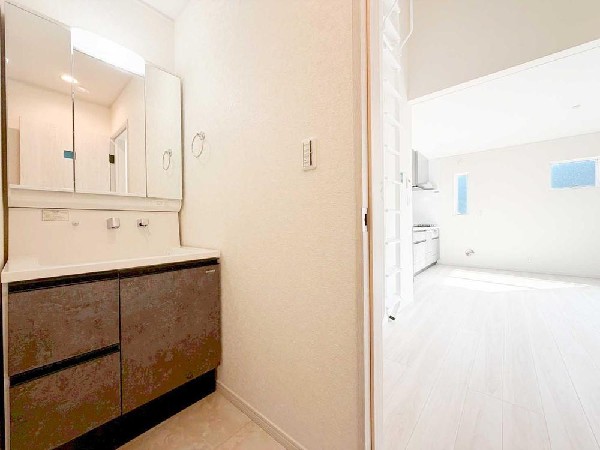 洗面室とLDKが近く、家事や身支度がスムーズにこなせる効率的な配置。収納力のある洗面台で、生活感を抑えた清潔な空間を保てます。