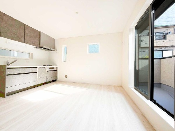 光がふわっと入る明るいリビングに、スタイリッシュな壁付けキッチンが溶け込む“映える空間”。閉塞感ゼロで、LDKが広く見えるのも嬉しいポイントです。